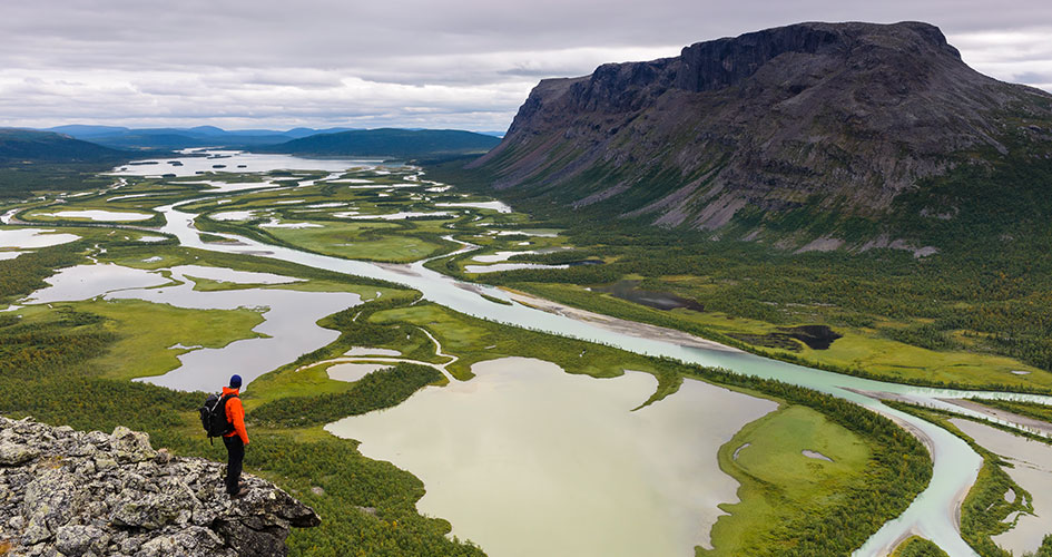 Fjällvandrare med utsikt över Rapadalen.