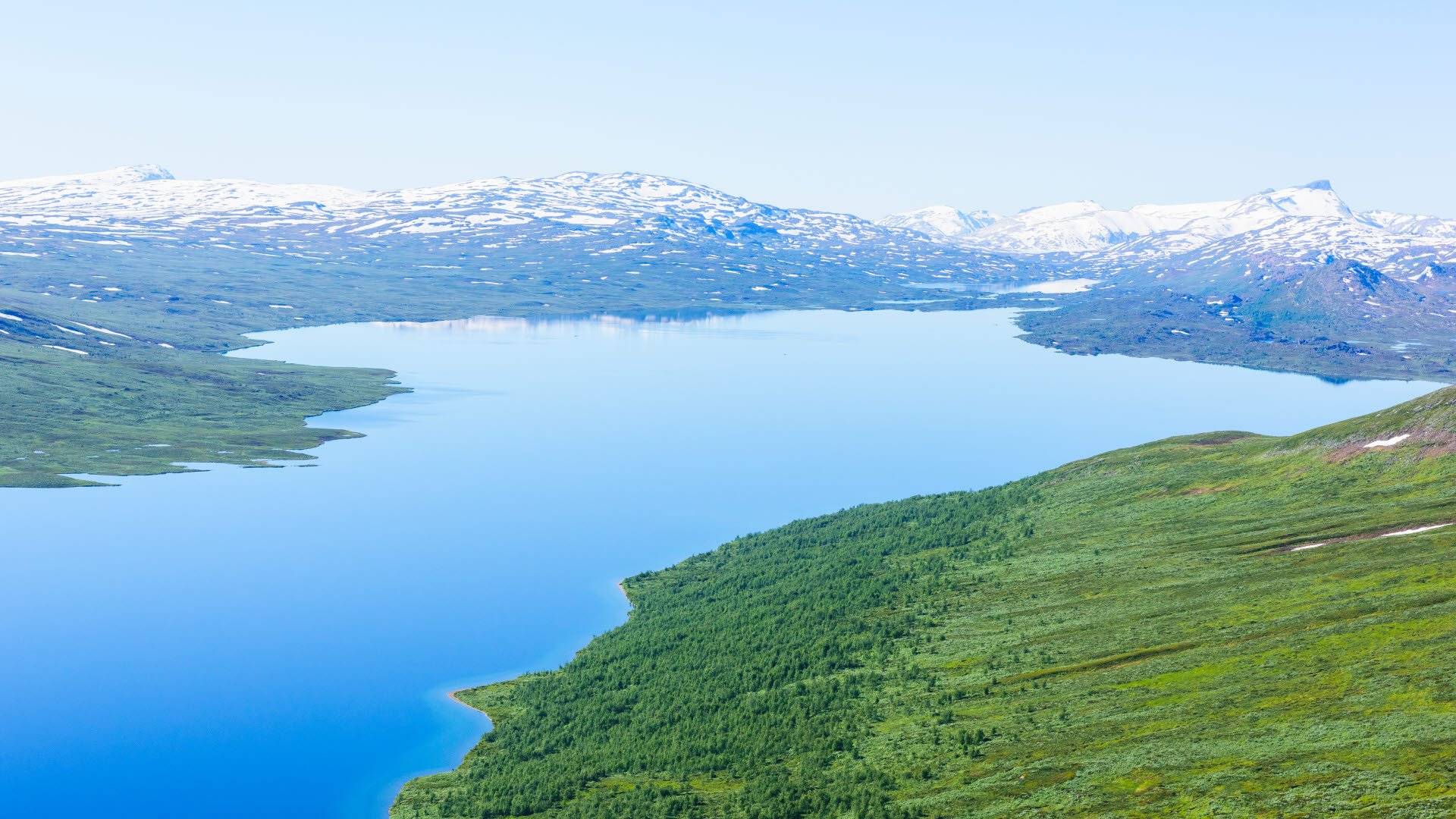 Flygbild över fjällsjö i Padjelanta nationalpark.