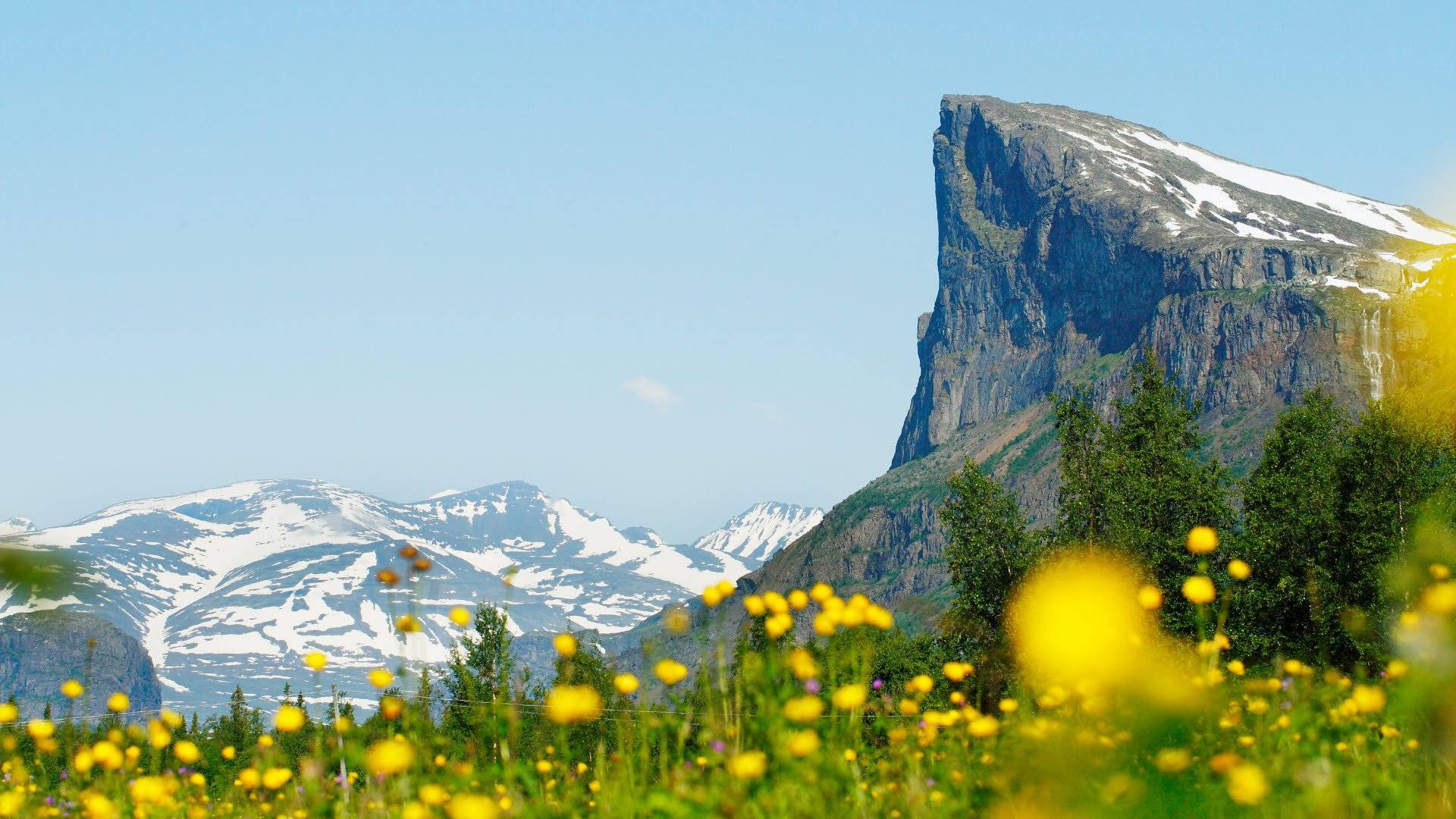 Skierfes mäktiga stup med Sarekfjällen i fonden i Sareks nationalpark. 