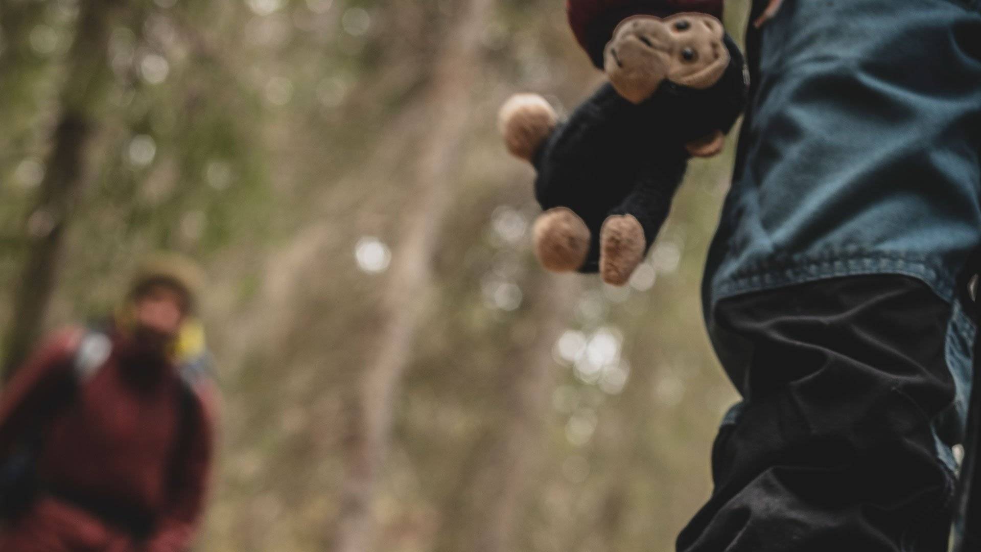 Familj på vandring i skogen, Västra Götalands län.