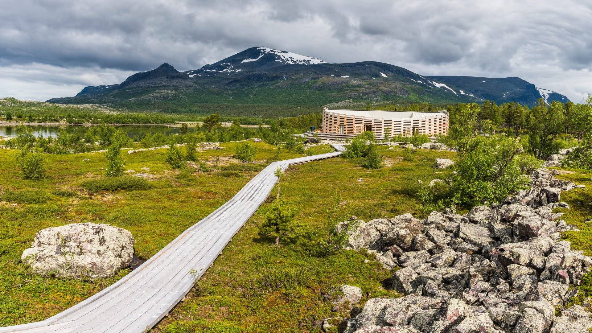 Spång leder till naturum i Stora Sjöfallets nationalpark. 