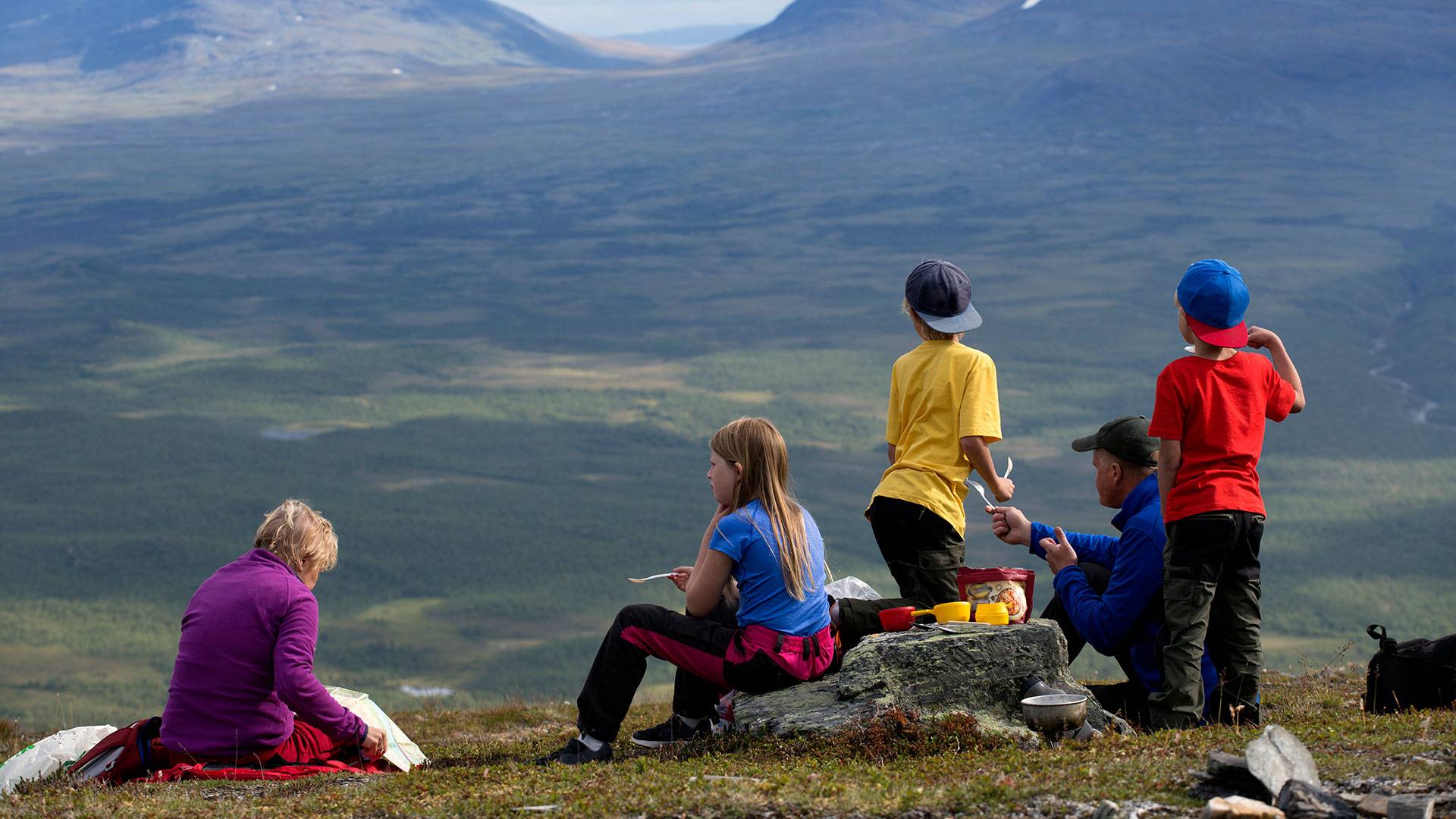 Människor njuter av utsikt på fjället, Abisko Nationalpark, Kiruna, Lappland, Sverige.