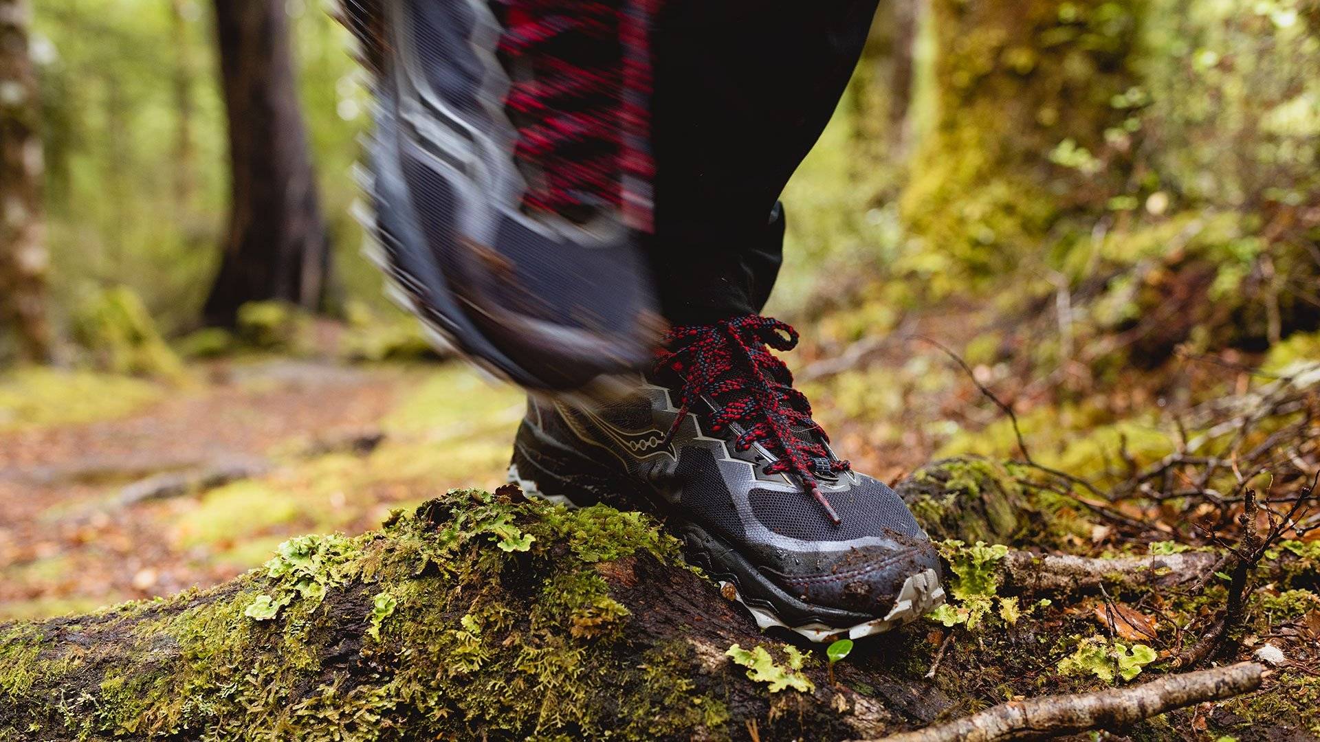 En person som går i naturen, närbild på vandringskängorna, Nya Zeeland, sydön.