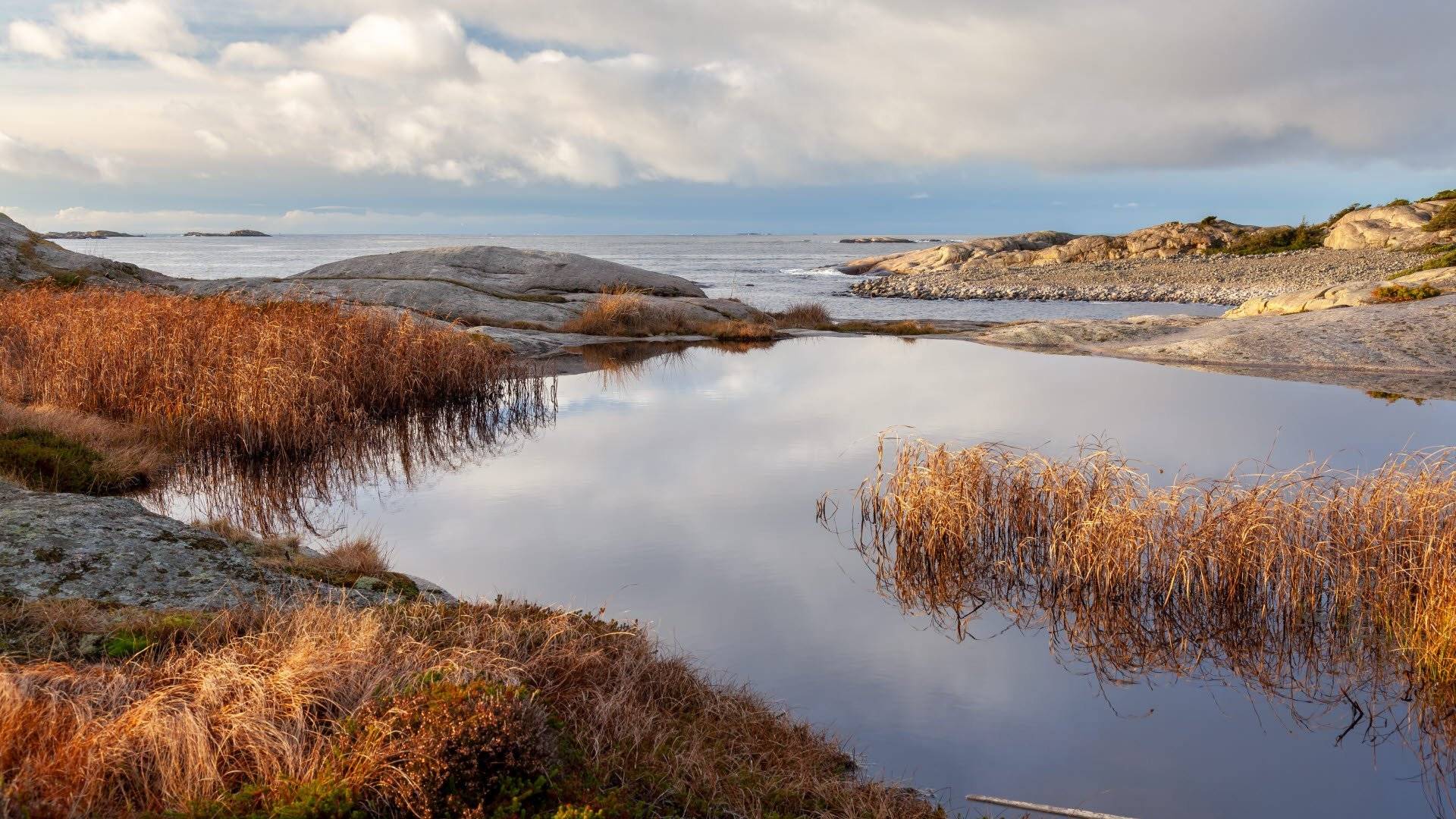 Klippigt landskap vid Kosterhavets nationalpark med havet som breder ut sig i bakgrunden.