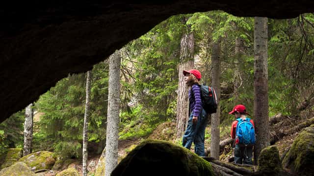 Personer i en grotta