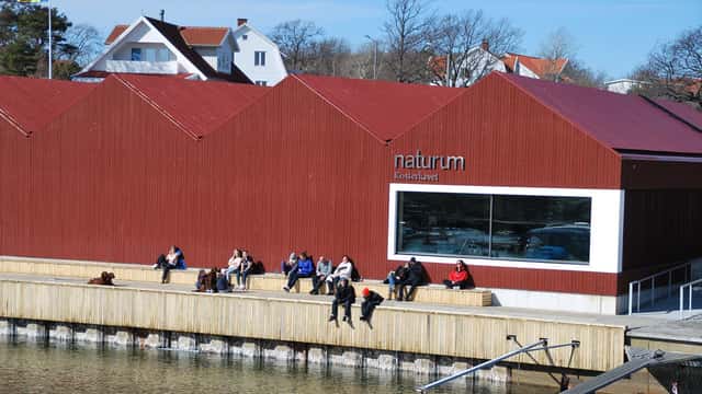 Brygga vid det rödmålade naturum Kosterhavet vid Kosterhavets nationalpark. 