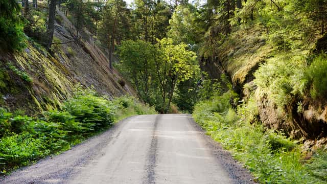 Väg genom brant sluttande bergväggar