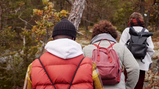 Ungdomar på utflykt i naturen, Björnö, Stockholms kommun.