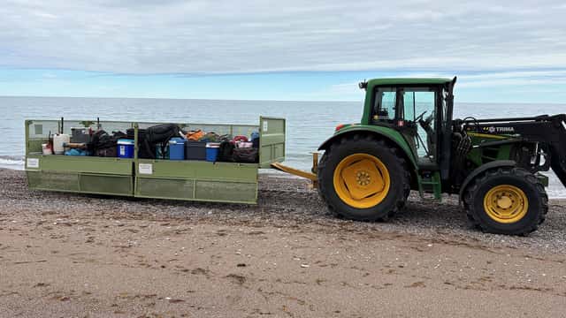 Packning på släpvagn bakom en traktor på Gotska Sandön. 