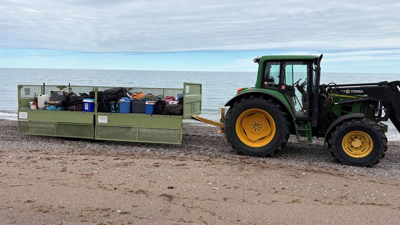 Länsstyrelsen Gotland Packning på släpvagn bakom en traktor på Gotska Sandön.