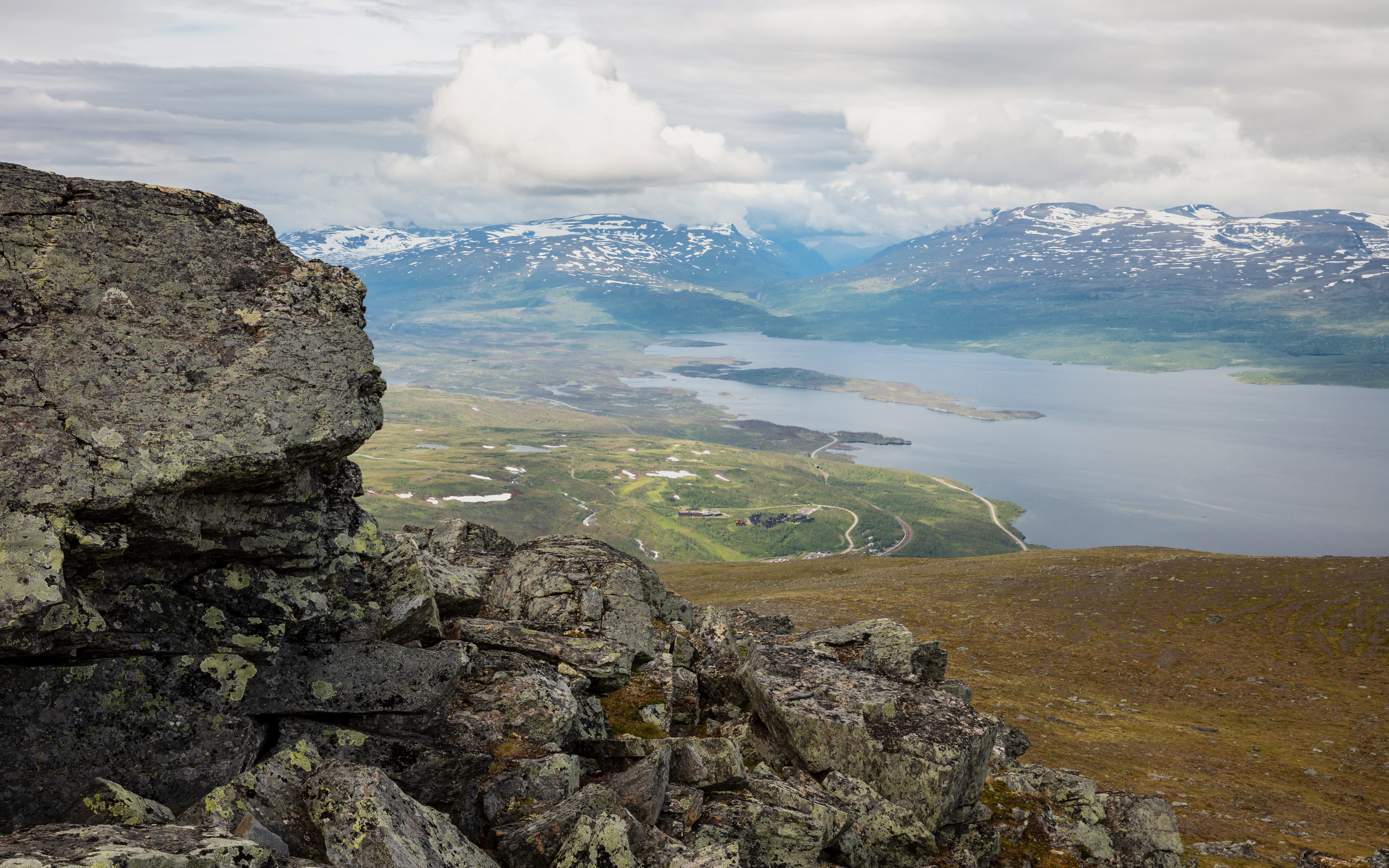 utsikt från berg över sjö, fjäll och land