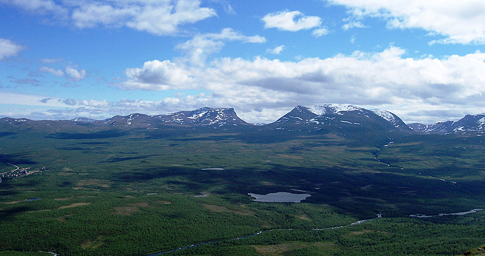 Lapporten, en u-formad fjälldal i horisonten.