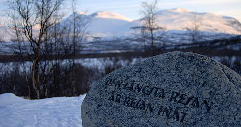 En sten med texten "Den långa resan är resan inåt", vid Pilgrimsleden.