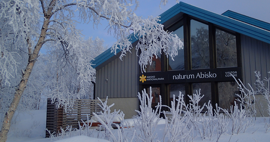 Besökscentret naturum i vinterlandskap.