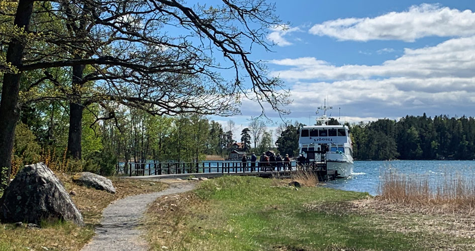 Turbåten lägger till vid Ängsö nationalpark.