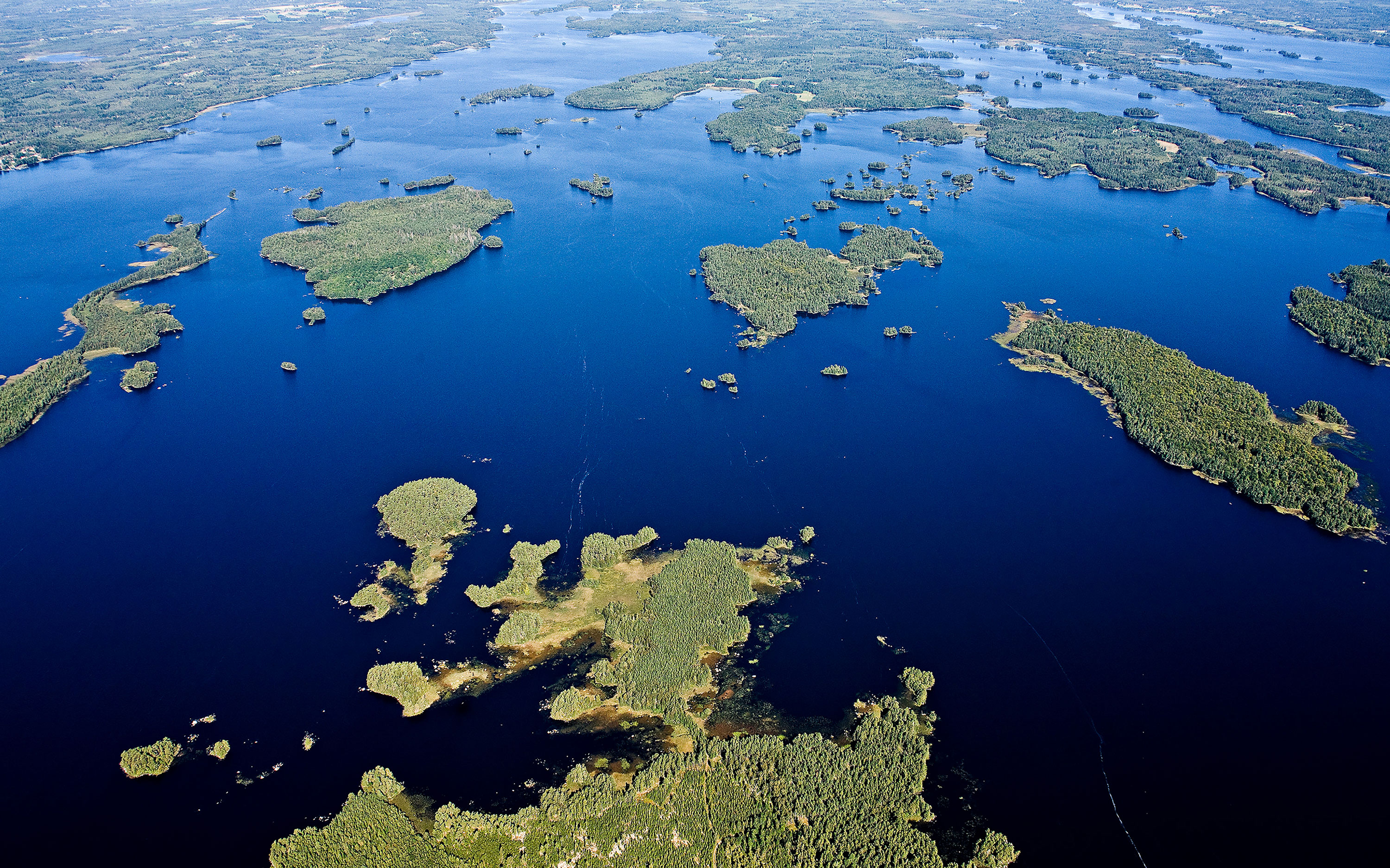 Luftbild des fantastischen Archipels des Åsnen-Nationalparks.