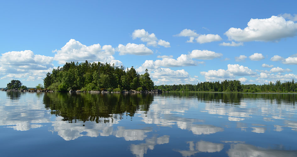 View of Åsnen's waters and islands.