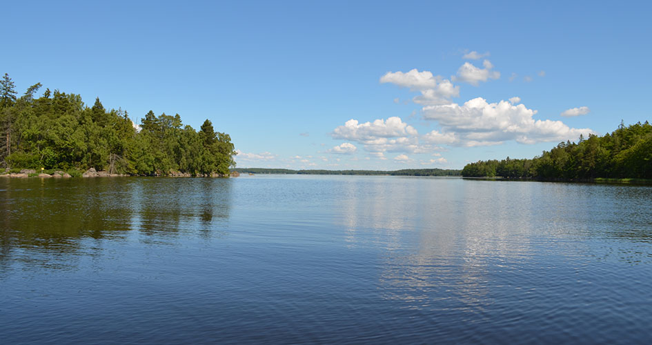 Vy över en sjö med himmel och öar i bakgrunden.