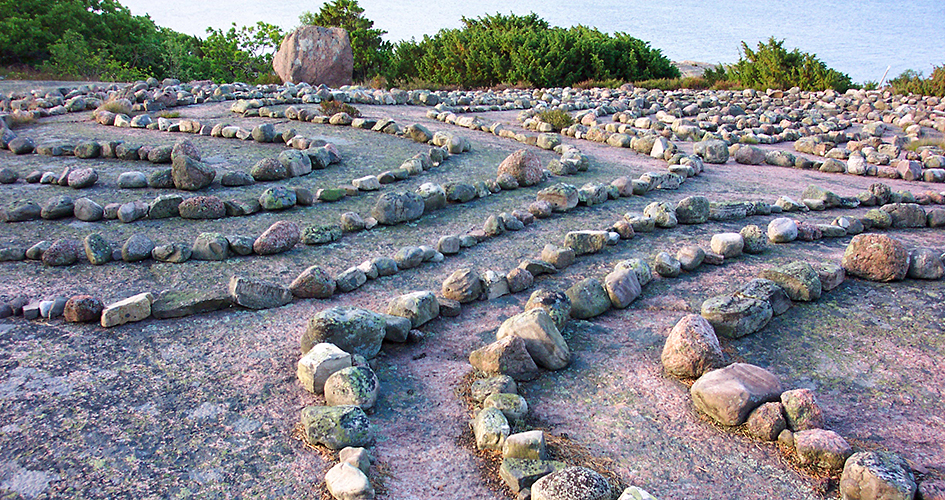 Stenlabyrint uppbyggd av runda stenar på klipphäll.
