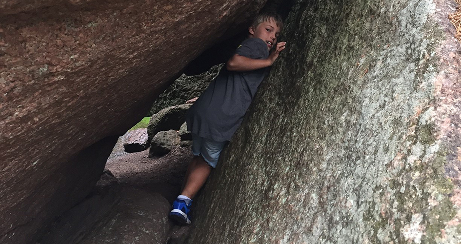 A child has squeezed in between two rock blocks, the so-called "maiden chamber".