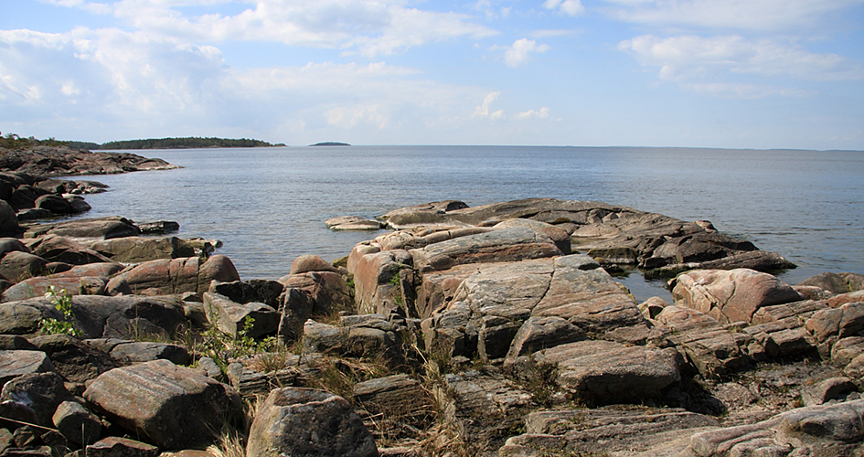 Klipphällar med vattenfyllda hål.