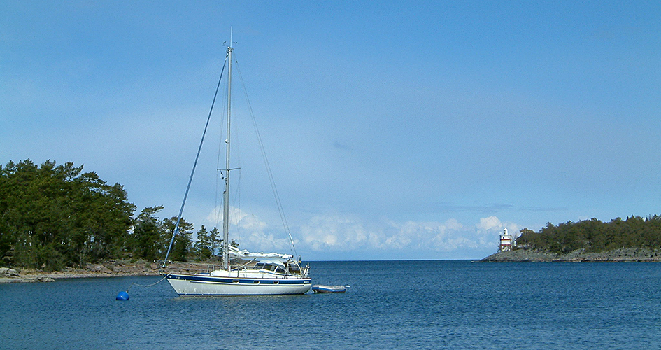 Ein Segelboot befindet sich in Malbergshamn.