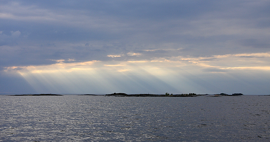 Sonnenlicht zwischen dunklen Wolken gefiltert.