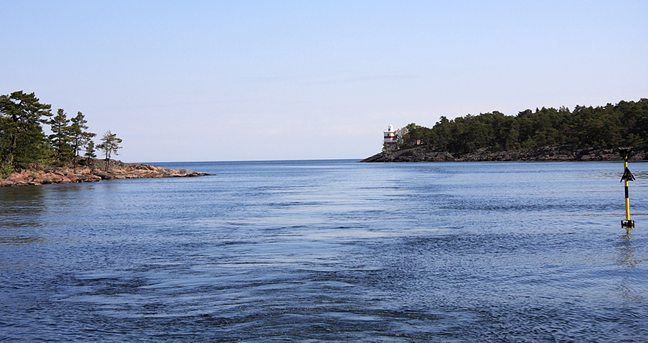 Malbergshamn - A lighthouse can be seen on the horizon.