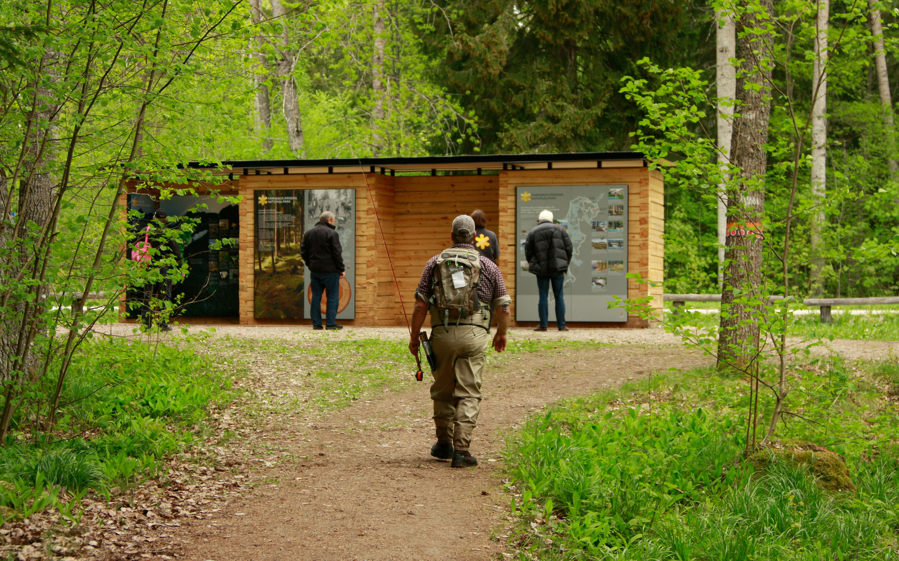 Besökare vid entrén Färnebofjärdens nationalpark.