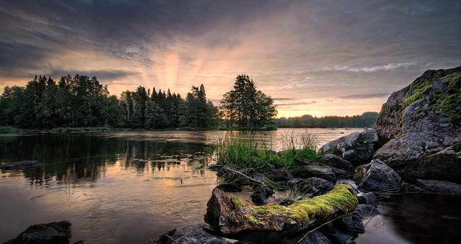 Pink light between the clouds over Dalälven.