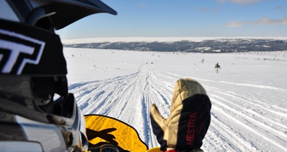 Bild tagen från snöskoter med utsikt över vinterlandskap. 
