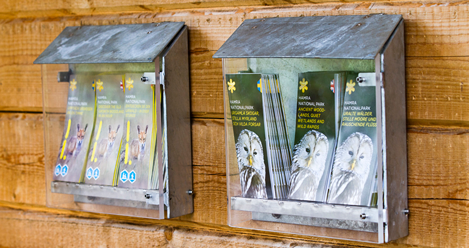 Två lådor med informationsfoldrar om Hamra nationalpark.