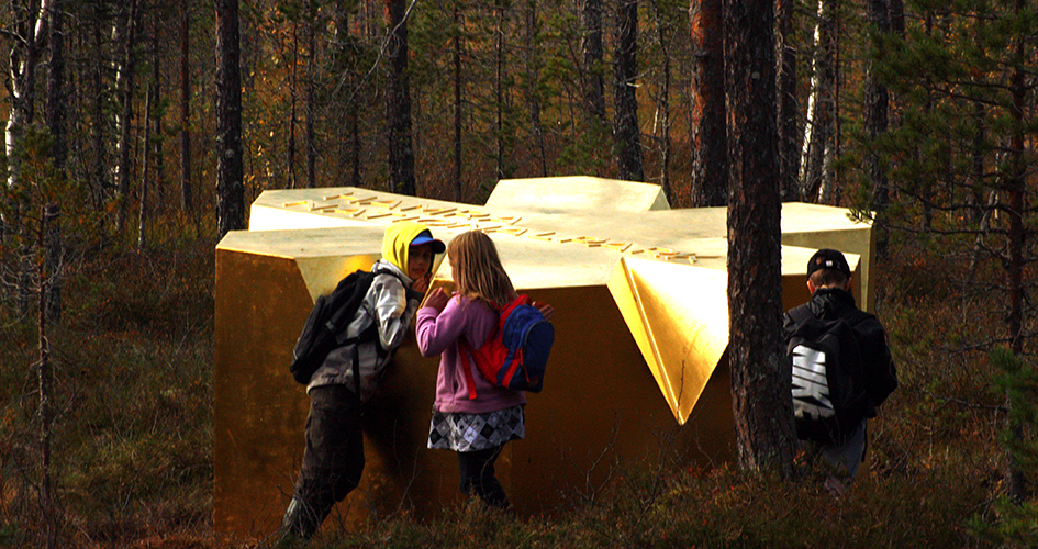 Drei Kinder, wir stehen großen goldenen Stern im Wald.