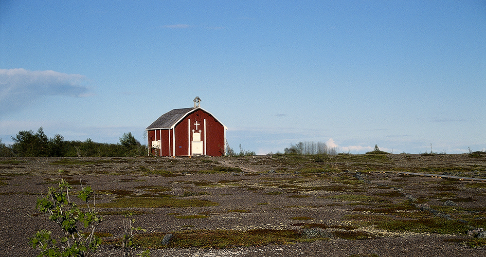 Röd träkyrka.