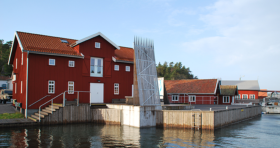 Rött trähus vid brygga, Rossö entré.