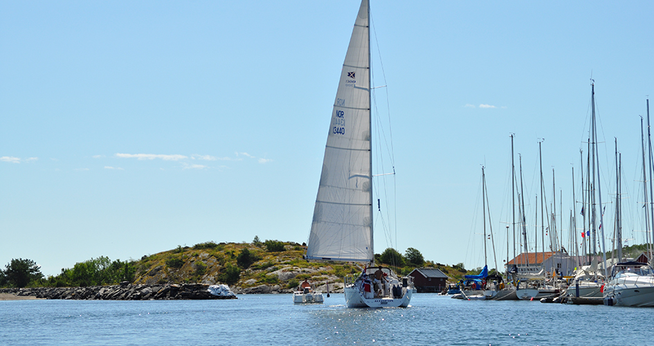 Segelbåt vid småbåtshamn.