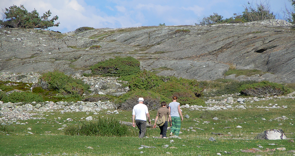 Tre personer som promenerar på Nordkoster. 