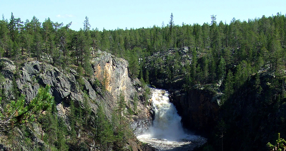 Muddusgahtjaldak/Muddusfallet Muddus/Muttos nationalpark, klippor och forsande skummande vatten.