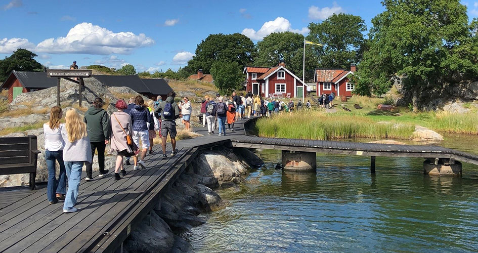 Besökare går på bryggan på Bullerö. 