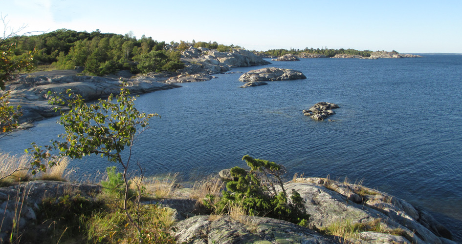 Utsikt över klippor och vatten från Bullerö.