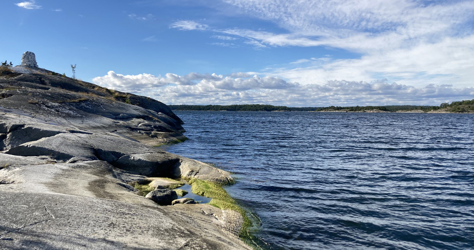 Klipphällar ner mot vattnet