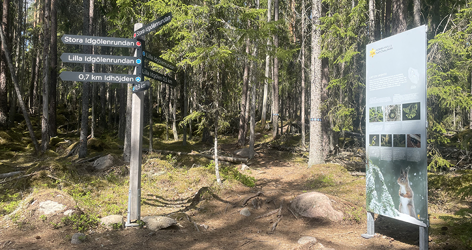 Vandringsled med ledmarkeringar och skylt