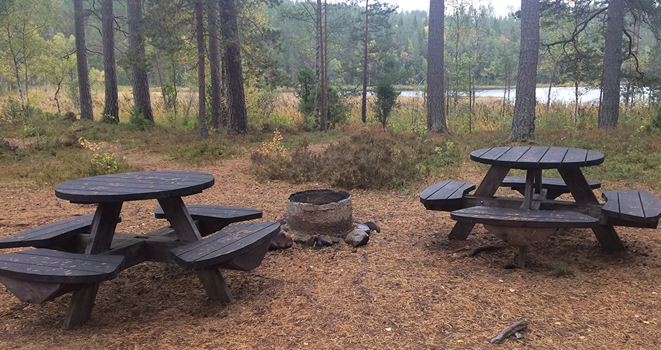 Rastplats vid en sjö.