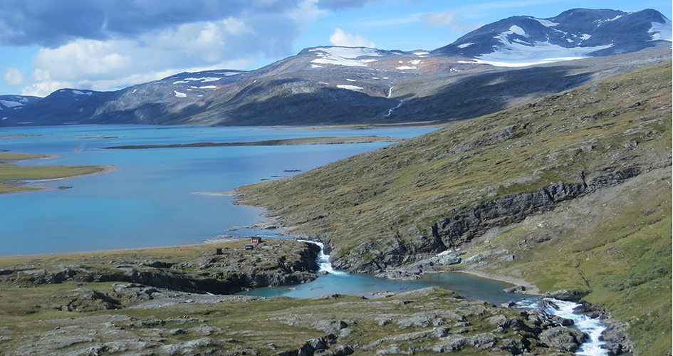 Sjön Sårjåsjávrre ligger mellan fjäll.