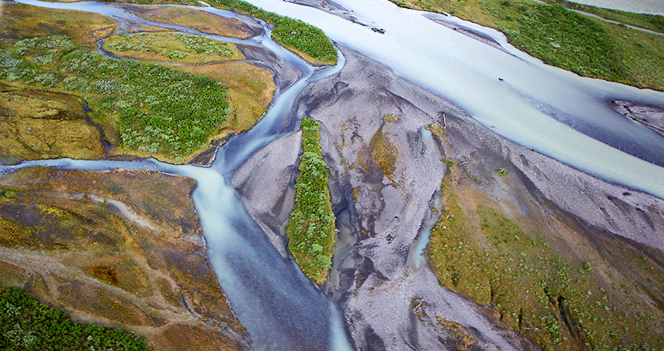 Flygfoto över floddeltat i Sareks nationalpark med gröna buskområden och turkosa vattendrag.