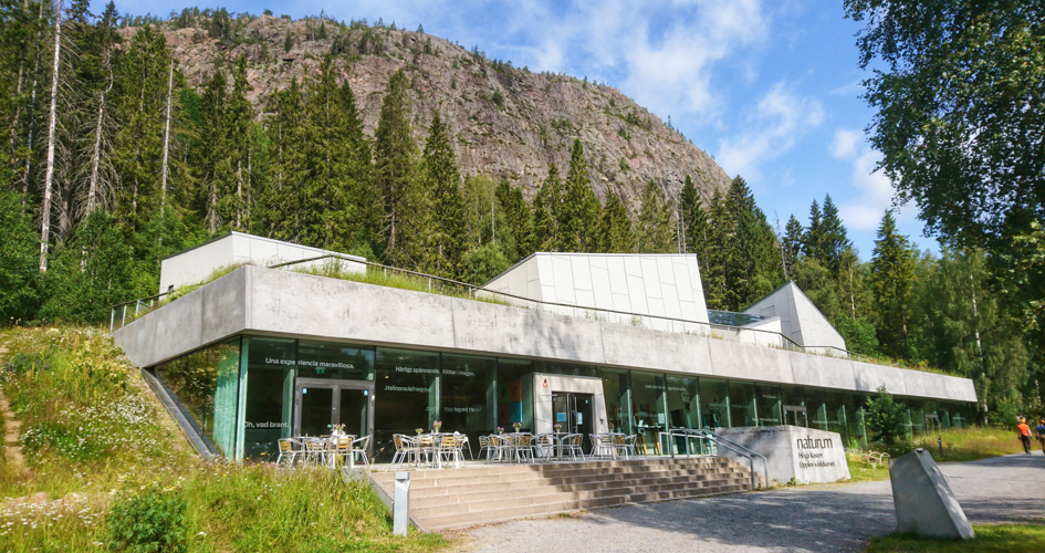 Naturumbyggnaden i cement vid foten av Skuleberget.