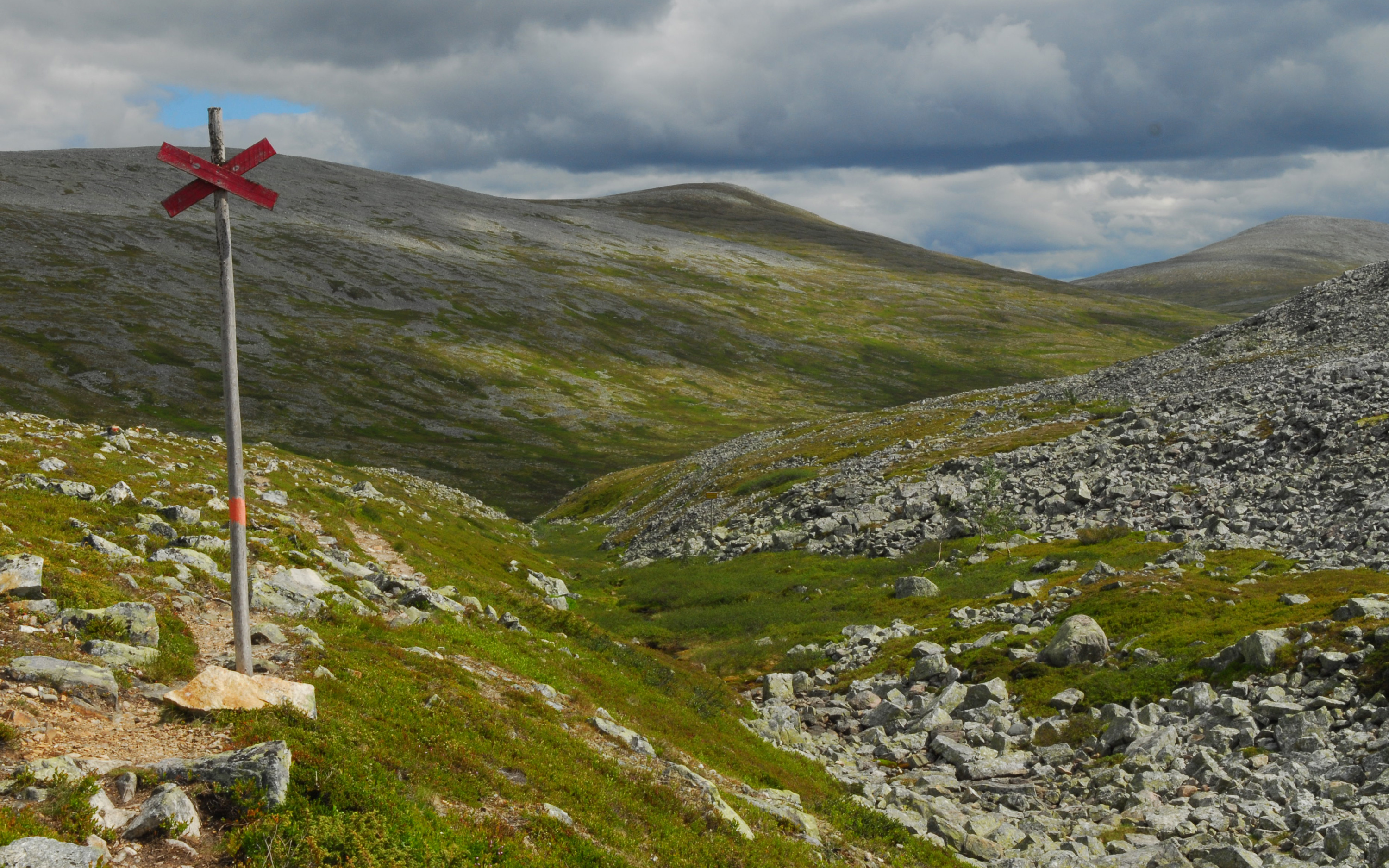 Stenig terräng på fjället, ledmarkering till vänster