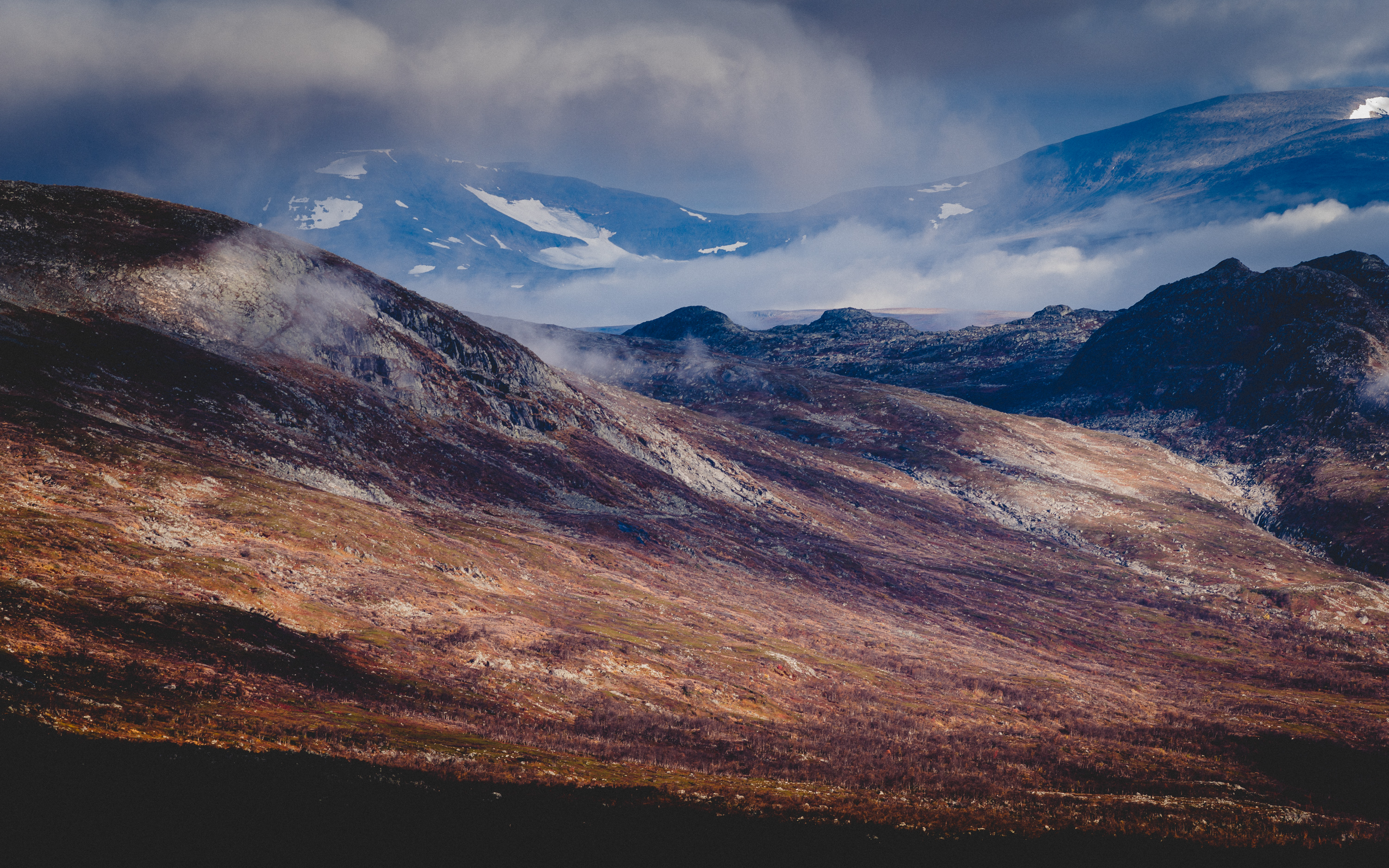 Fjället Gierkav i september, dimsjok och dramatik.