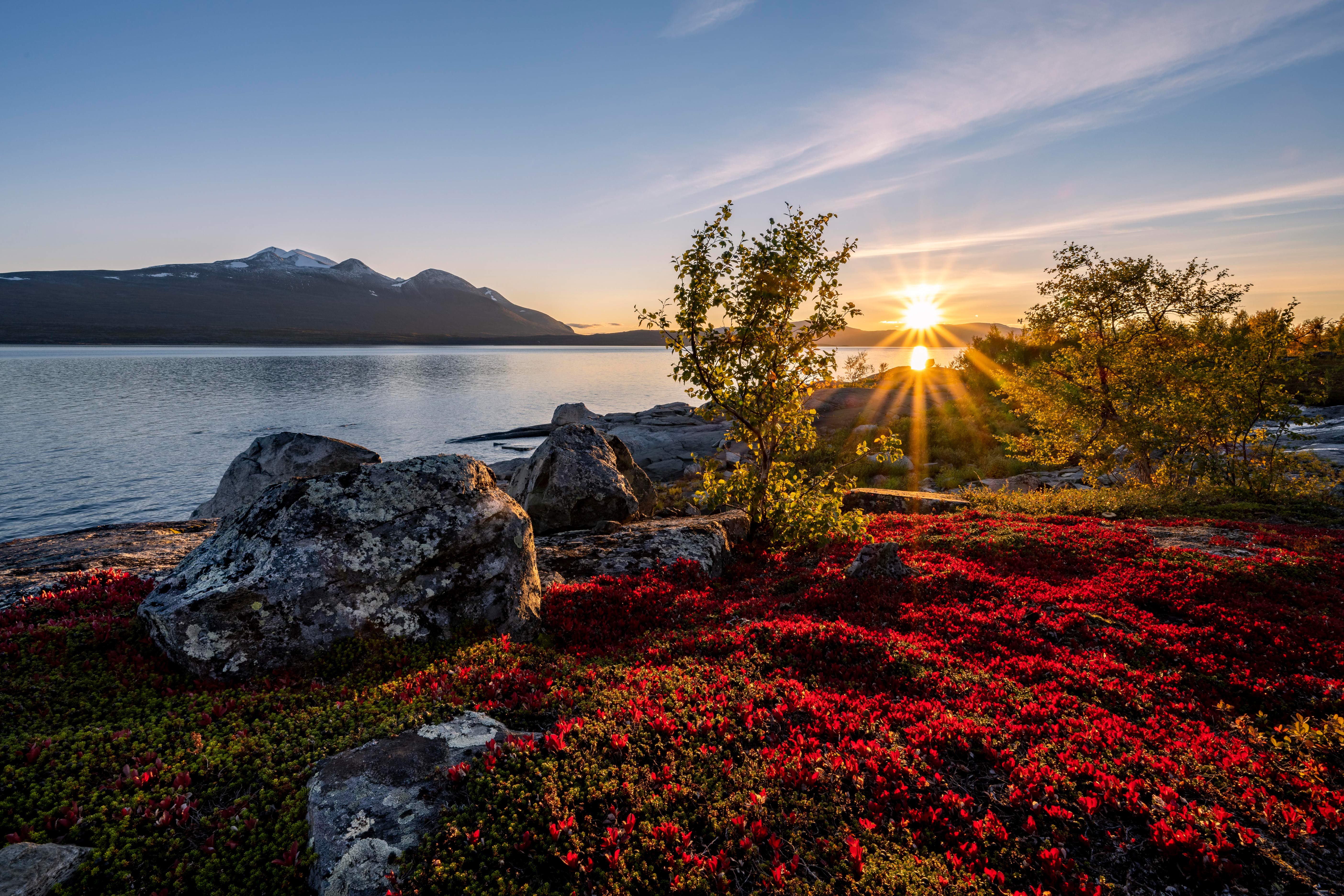 Berg, sjö och solnedgång