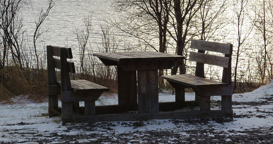 Rastplats i Vakkuda, två stolar och ett bord.